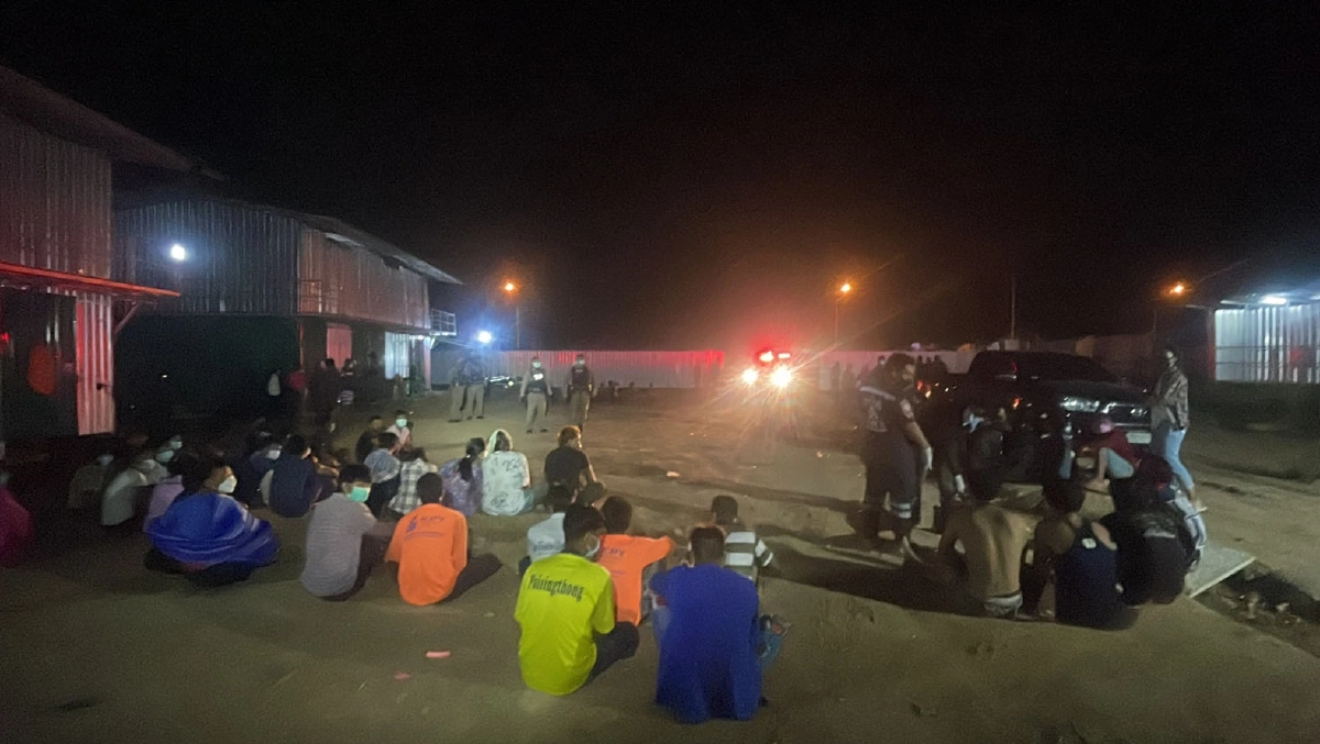 "คนงานก่อสร้าง" ตั้งวงก๊งเหล้าในแคมป์ เมาได้ที่ยกพวกตะลุมบอนเจ็บระนาว