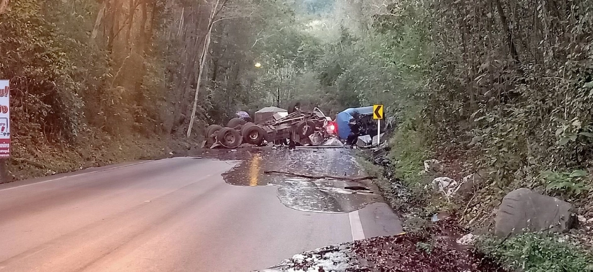 จนท.เร่งเก็บกู้ "รถบรรทุก" กากน้ำตาล "พลิกคว่ำ" ขวางขึ้น ลง "เขาช่องตะโก"