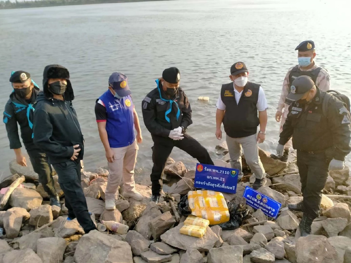 ทหารพราน ยึด "ยาบ้า" กว่าแสนเม็ดทิ้งริมโขง คาดแก๊งข้ามชาตินำมาวางไว้