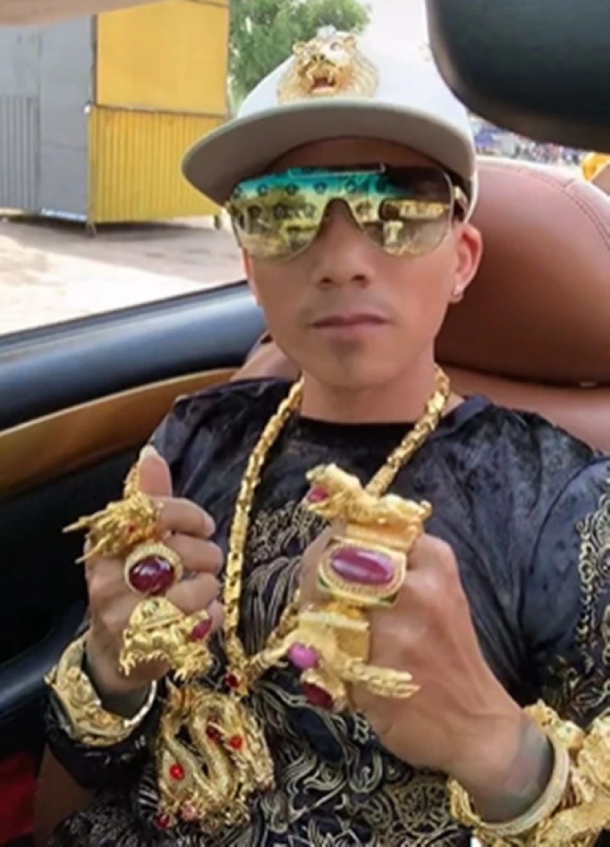 หนุ่มเวียดนามประโคม "ทองคำ" สร้อยคอ กำไล แหวน 2 กก.ทุกครั้งเมื่อออกจากบ้าน