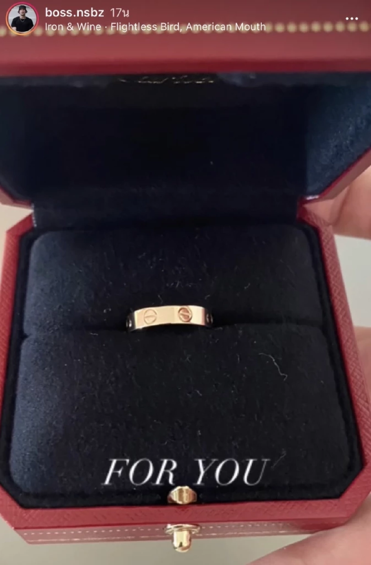 สละโสดอีกคู่ "ดีเจบอส" คุกเข่าเซอร์ไพรส์ขอแฟนสาวแต่งงานบนตึกหรูที่ดูไบ