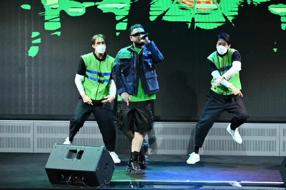 เต้นทั้งเมือง ที่พึ่งทางไลน์ "ใบเตย อาร์สยาม" ปะทะ "URBOYTJ" ทะลุ 4 ล้านวิว