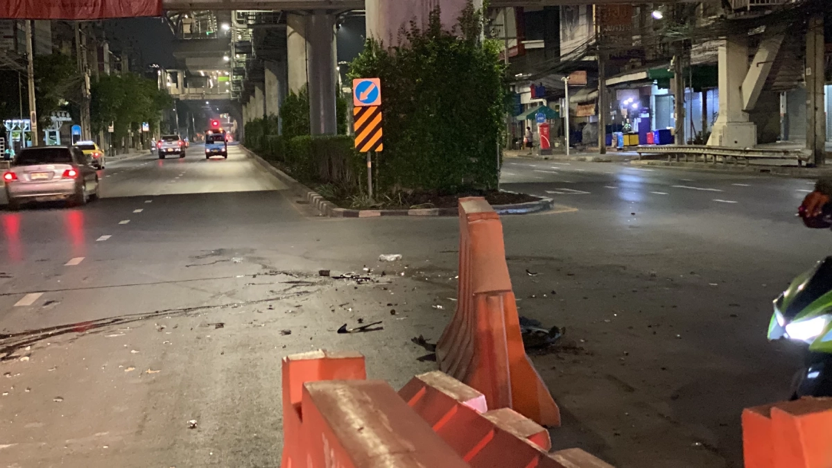 เก๋งติดป้าย "ฐานทัพอากาศ" ซิ่งย้อนศร วิ่งเสยกระบะยูเทิร์น รถพังยับ