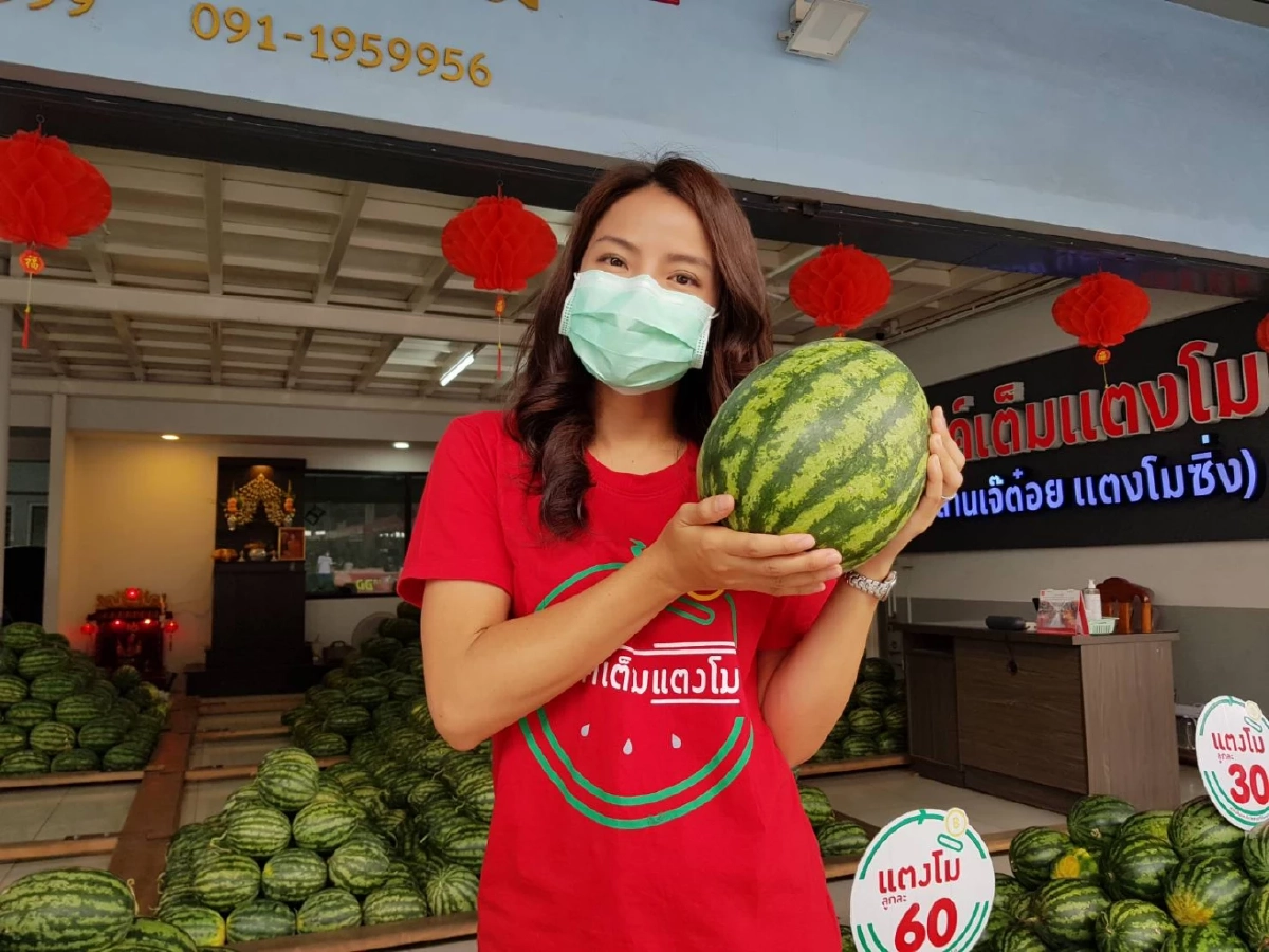 สุดอึ้ง อาชีพทีมโยนคัดแยก "แตงโม" รับวันละ 8 พัน สร้างรายได้หลักแสนต่อเดือน