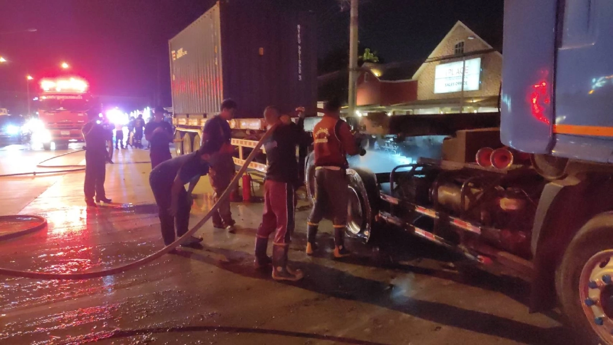 "รถบรรทุกพ่วง" 18 ล้อ เบรกแตก เพลิงลุกไหม้ระทึก คนขับ-กู้ภัย ดับไฟโกลาหล