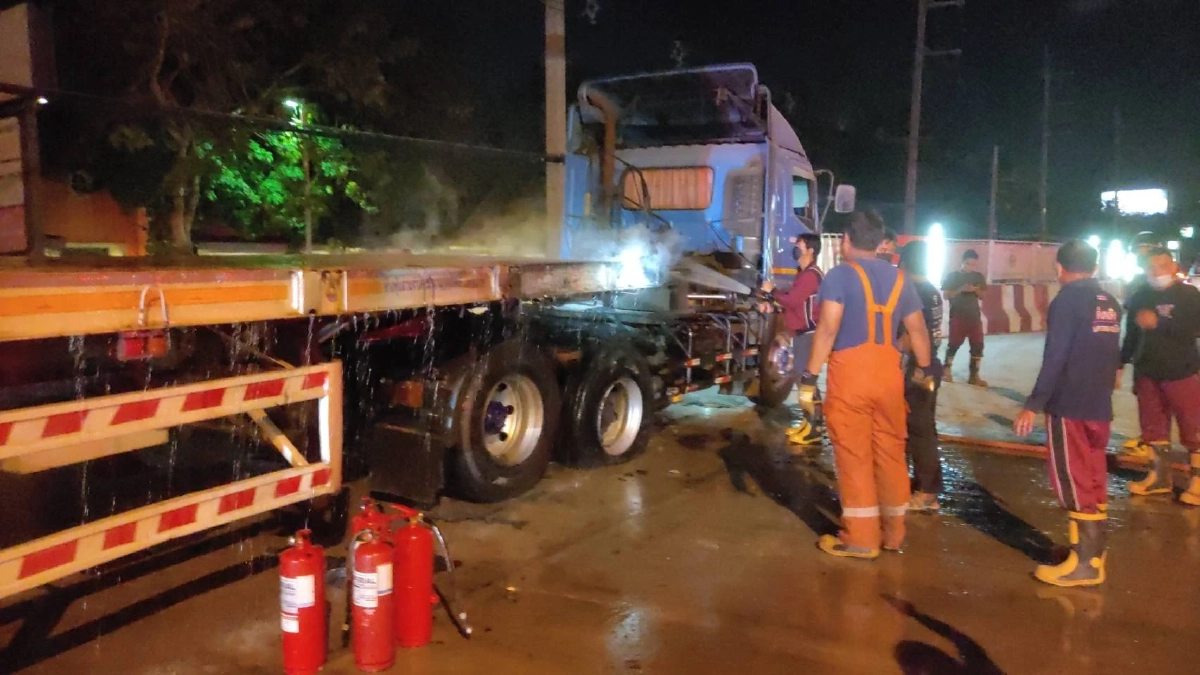 "รถบรรทุกพ่วง" 18 ล้อ เบรกแตก เพลิงลุกไหม้ระทึก คนขับ-กู้ภัย ดับไฟโกลาหล
