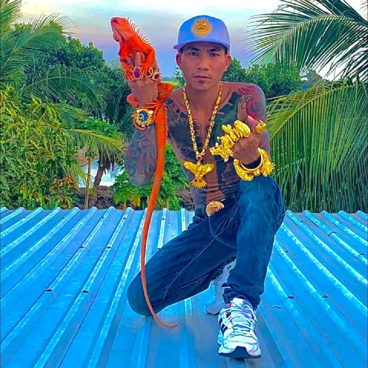 หนุ่มเวียดนามประโคม "ทองคำ" สร้อยคอ กำไล แหวน 2 กก.ทุกครั้งเมื่อออกจากบ้าน