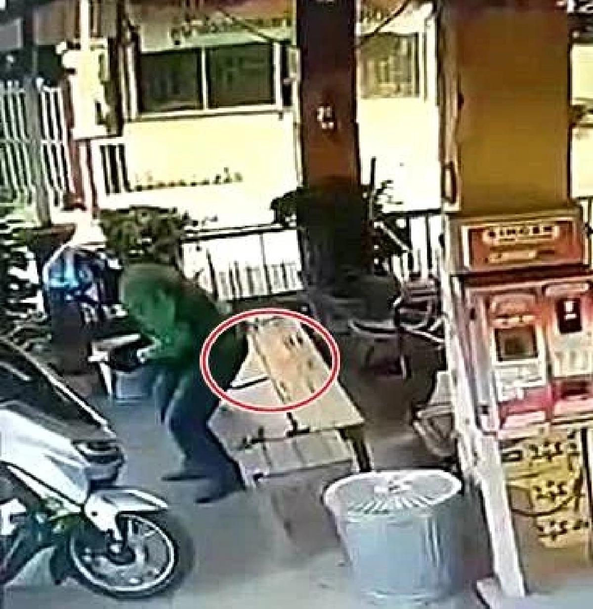 "ไรเดอร์" มือฉกโทรศัพท์ลูกค้ากลับใจดอดกลับมาร้าน 20 ฝากคืนเจ้าของมือถือ