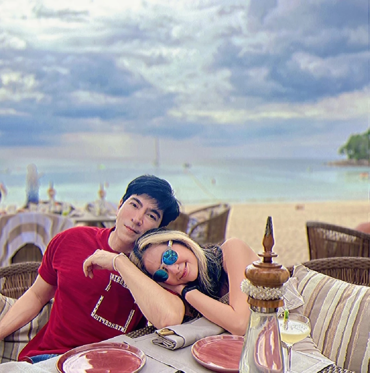 รักยาวนานเข้าปีที่ 38 "แซม ยุรนันท์" โมเม้นต์หวานยังล้น ที่สาวๆ ต้องอิจฉา