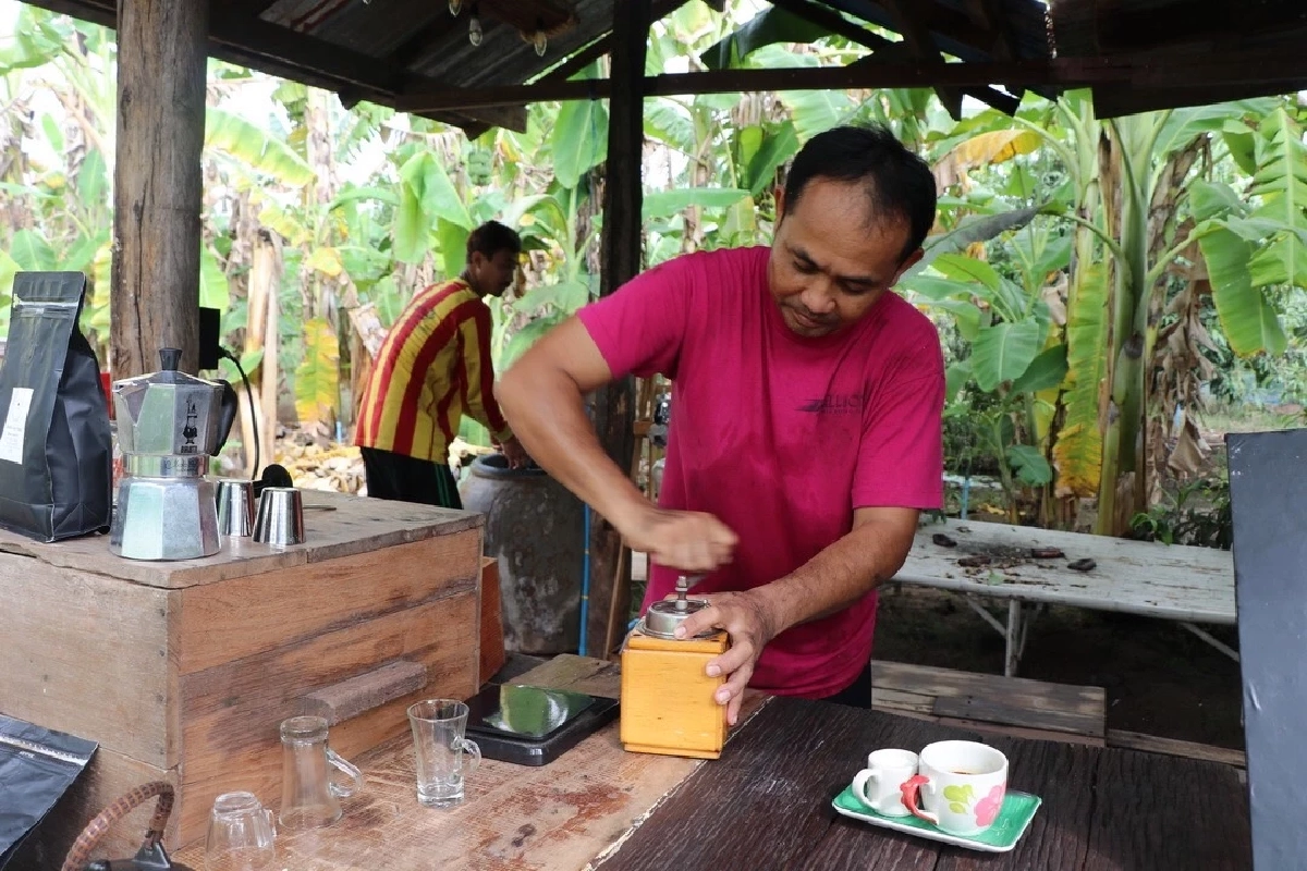 "กาแฟ" บ้านสวน ตา-ยาย อ่างทอง กินนอนนั่งเล่น ท่ามกลางธรรมชาติบ้าน ๆ