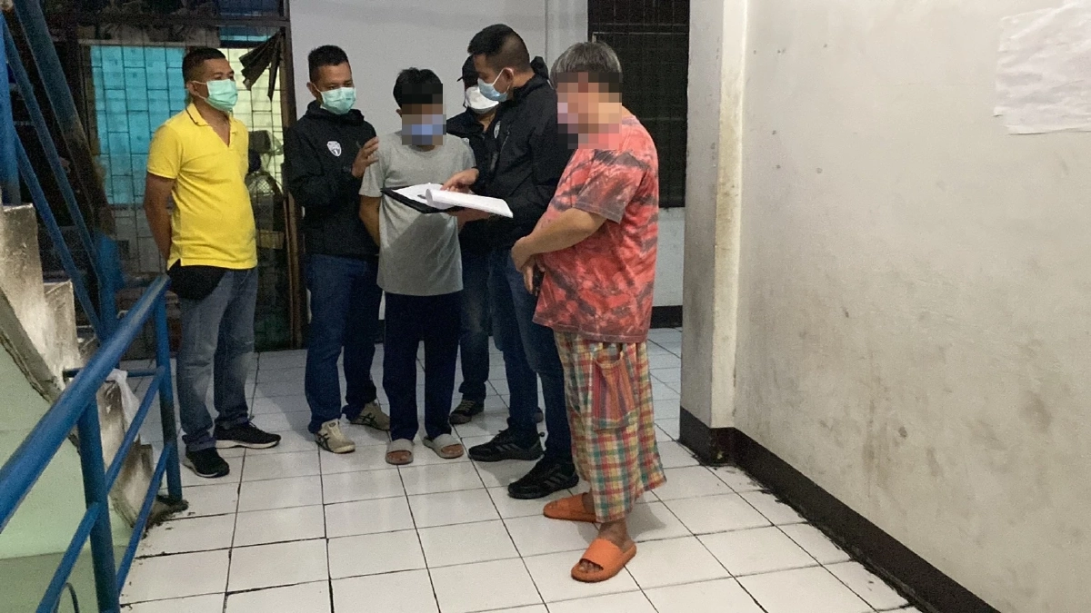 ตำรวจ ปคบ. "รวบหนุ่มเลือดร้อน" มีดแทงคู่อริสาหัส คาสถานบันเทิง ย่านข้าวสาร