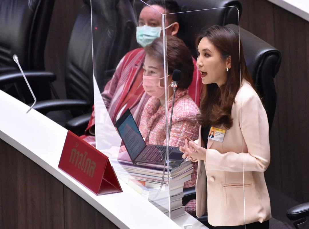 "อภิปราย" ยังไม่จบ "รัฐบาล" - "ฝ่ายค้าน" ซัดกันอีกยก นอกสภา