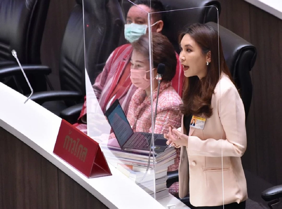 "อภิปราย" ยังไม่จบ "รัฐบาล" - "ฝ่ายค้าน" ซัดกันอีกยก นอกสภา