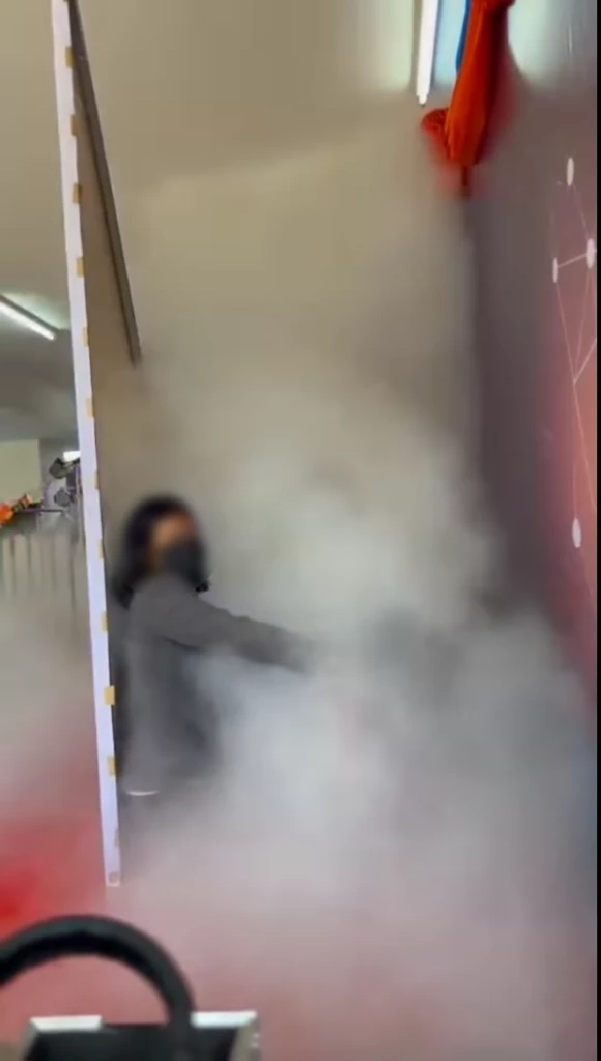 ถังดับเพลิง, ถังดับเพลิงกลายเป็นเอฟเฟค, ดรายไอซ์, อันตราย