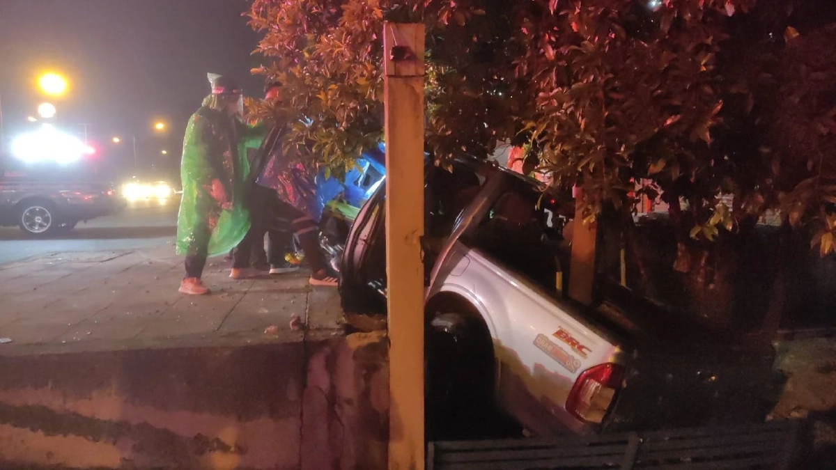 "กระบะซิ่ง" เสียหลัก หมุนชนกำแพงร้านแอร์ โชเฟอร์เจ็บหมดสติติดในรถ