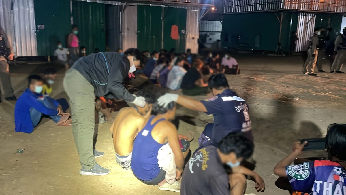 "คนงานก่อสร้าง" ตั้งวงก๊งเหล้าในแคมป์ เมาได้ที่ยกพวกตะลุมบอนเจ็บระนาว