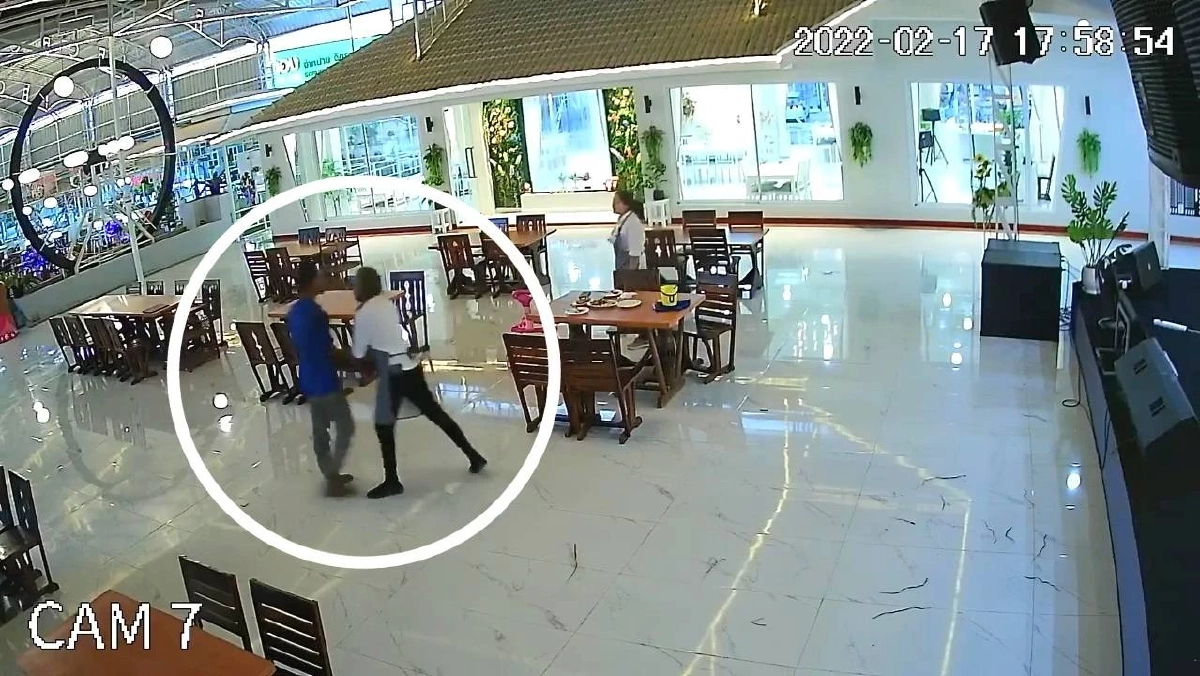 หึงเกินเบอร์ หนุ่มรถบรรทุกบุก "ทำร้ายแฟนสาว" หลังเข้าใจผิดคนส่งดอกไม้ให้