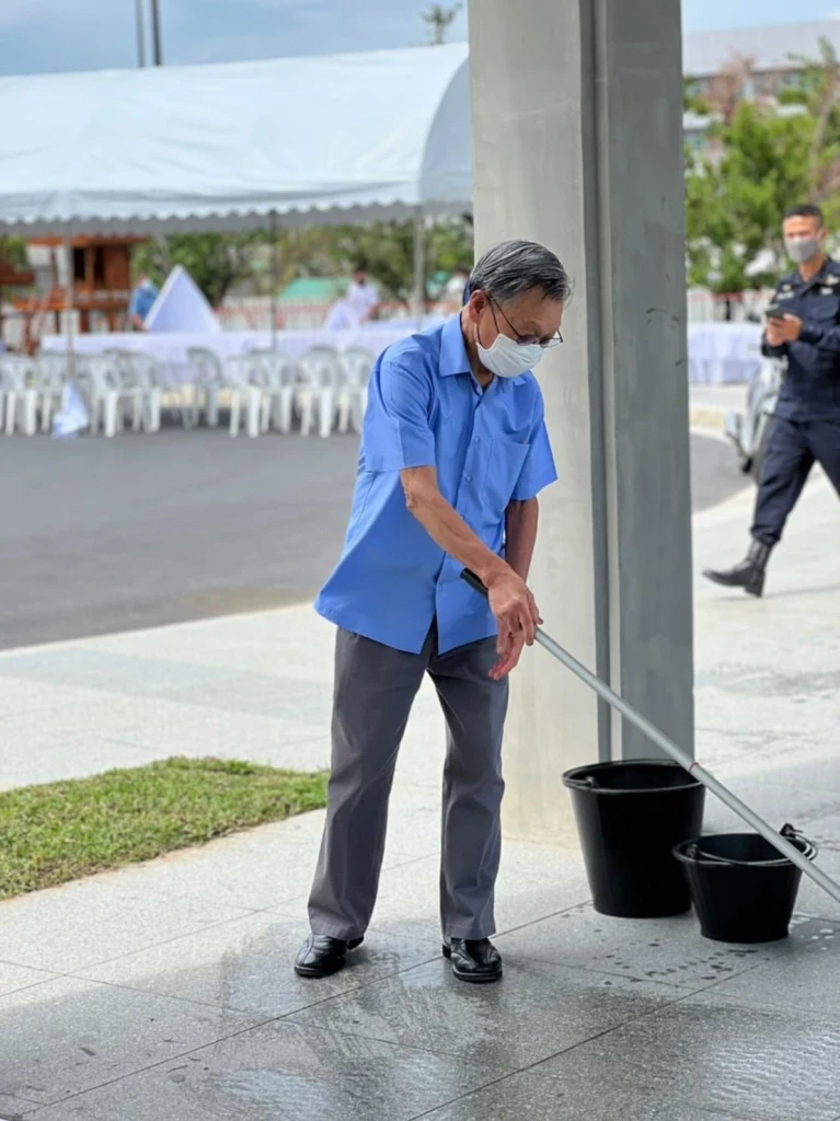 เพจตำรวจรัฐสภา เผยภาพ "ประธานชวน" ติดดิน ช่วยแม่บ้านถูพื้นเตรียมงานสภา