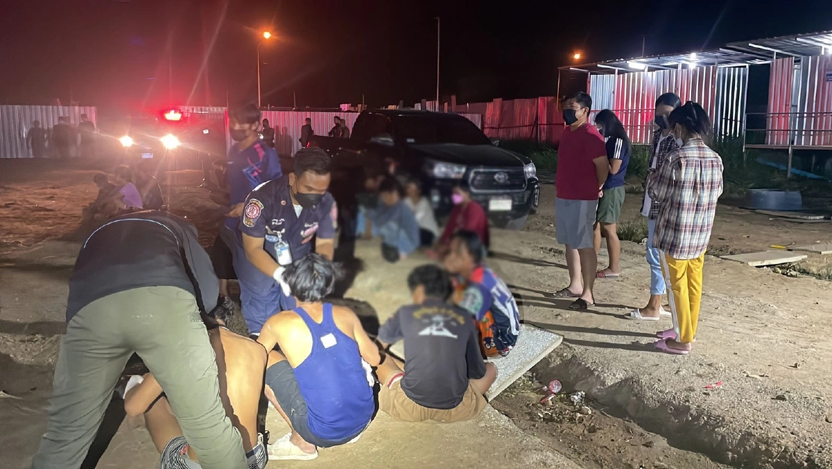 "คนงานก่อสร้าง" ตั้งวงก๊งเหล้าในแคมป์ เมาได้ที่ยกพวกตะลุมบอนเจ็บระนาว