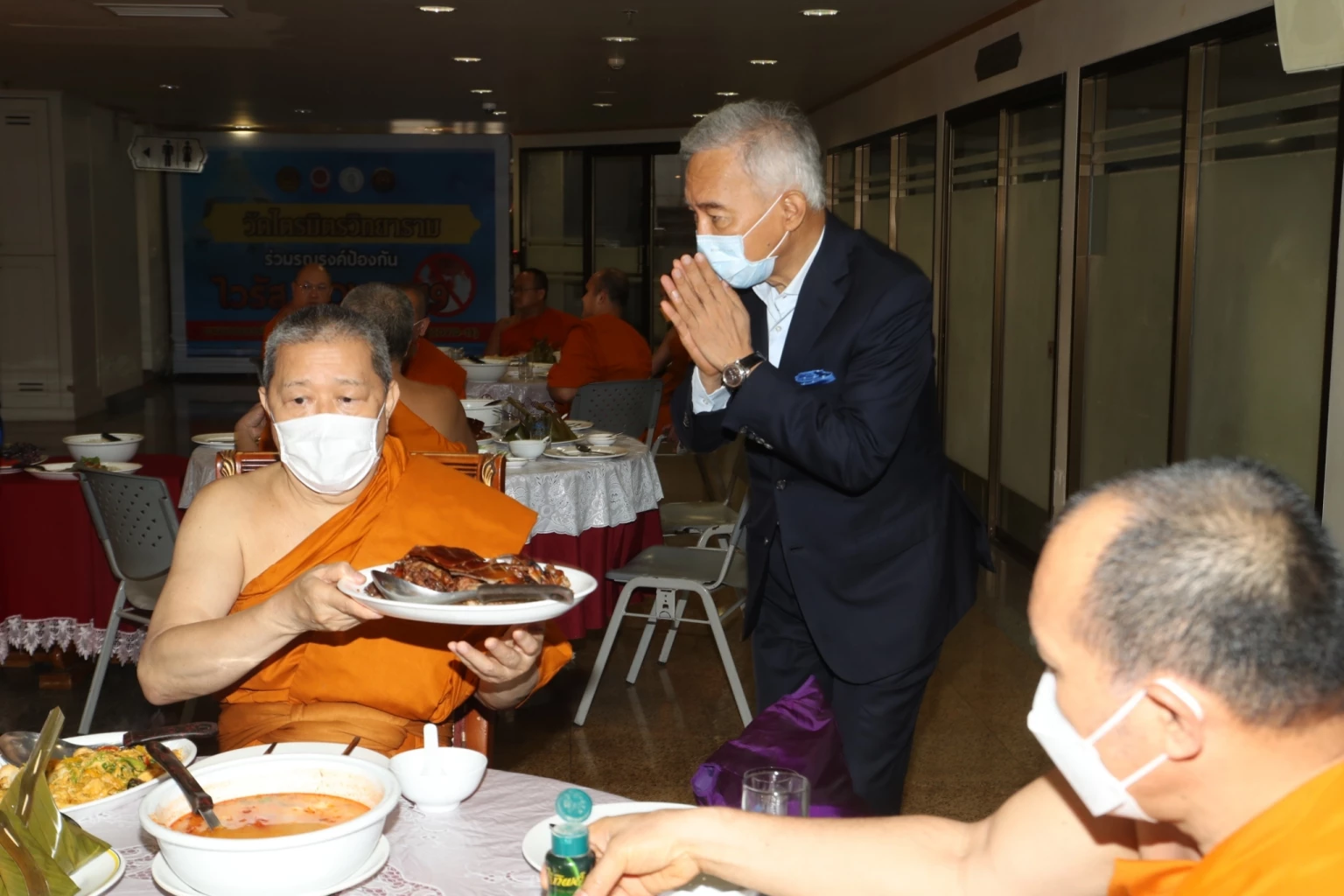 "สุวัจน์" ขอพร "หลวงพ่อทองคำ" ครบ 67 ปี ไทยพ้นโควิด-เศรษฐกิจกลับมาดีดังเดิม