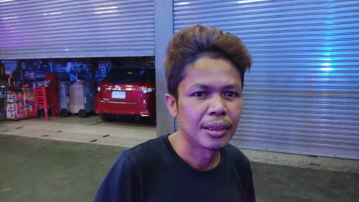 "กระบะซิ่ง" เสียหลัก หมุนชนกำแพงร้านแอร์ โชเฟอร์เจ็บหมดสติติดในรถ