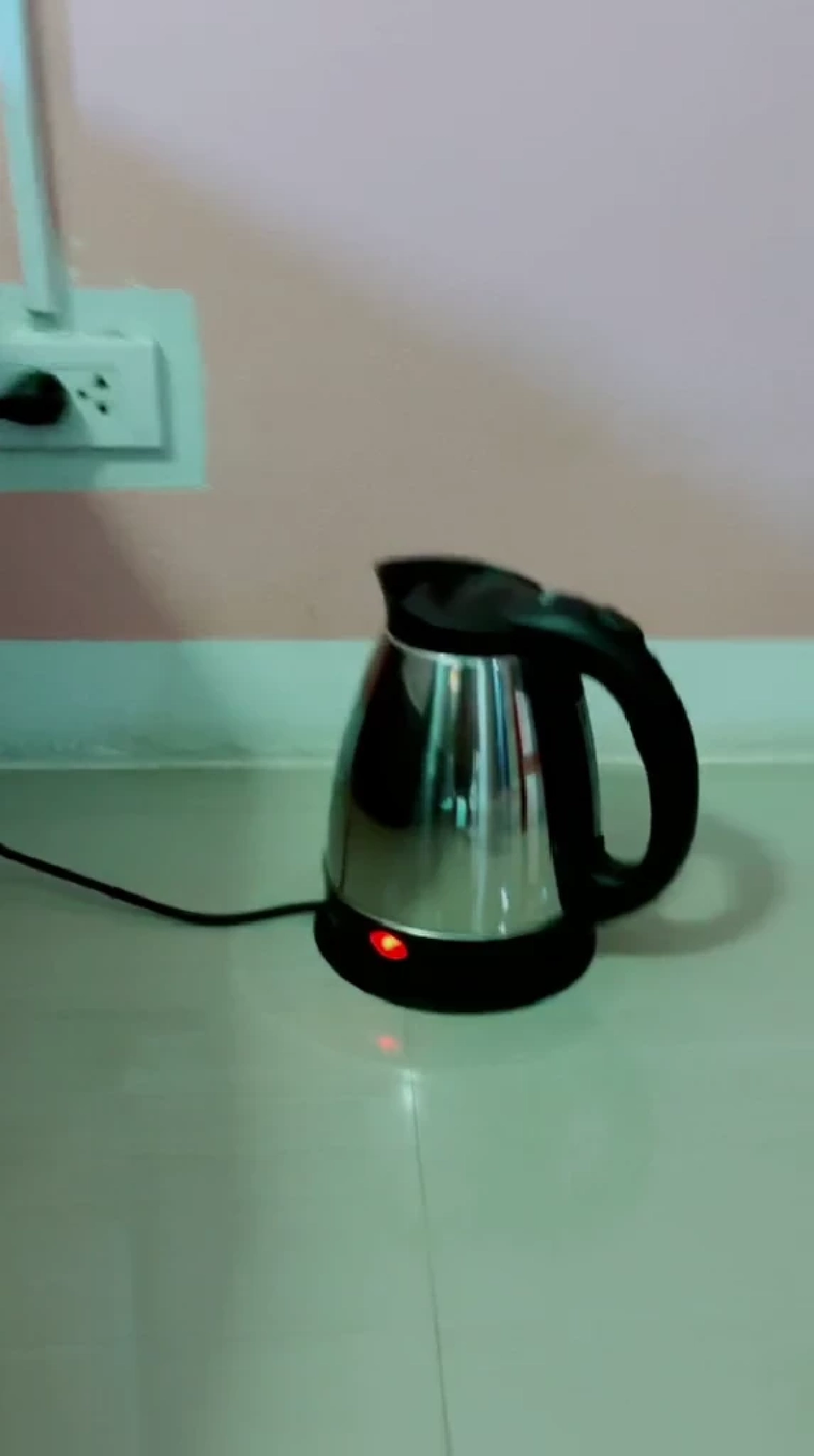 หนุ่ม, เตารีด, รีดผ้า, โรงแรม, กาน้ำร้อน