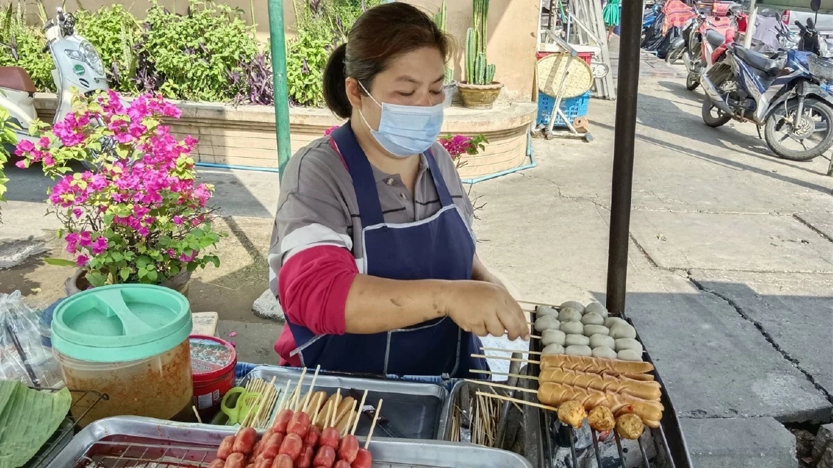 สสจ.พิษณุโลก เตือนผู้บริโภค อย่ากิน "ไส้กรอก" ที่ไม่มี อย.