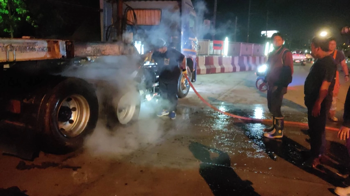 "รถบรรทุกพ่วง" 18 ล้อ เบรกแตก เพลิงลุกไหม้ระทึก คนขับ-กู้ภัย ดับไฟโกลาหล