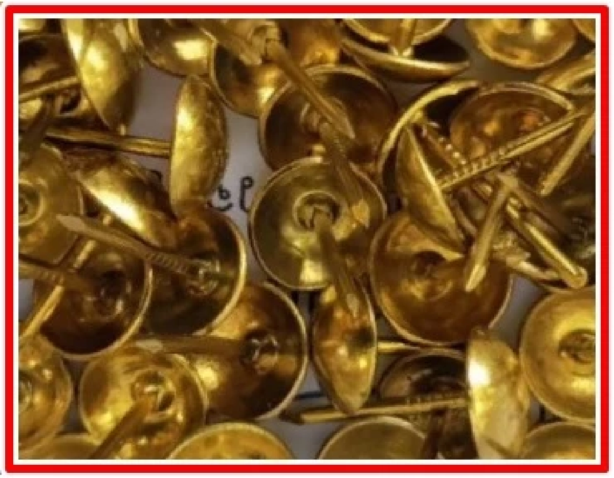 "ป่วนทั้งโรงพัก" สาวแสบโรยตะปูหัวร่ม กว่า 100 ตัว กลางลานจอดรถ สภ.เมืองอุดร