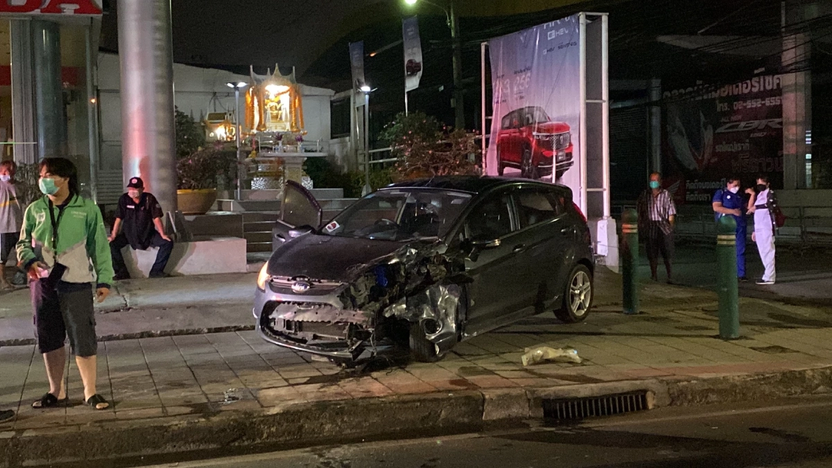 เก๋งติดป้าย "ฐานทัพอากาศ" ซิ่งย้อนศร วิ่งเสยกระบะยูเทิร์น รถพังยับ