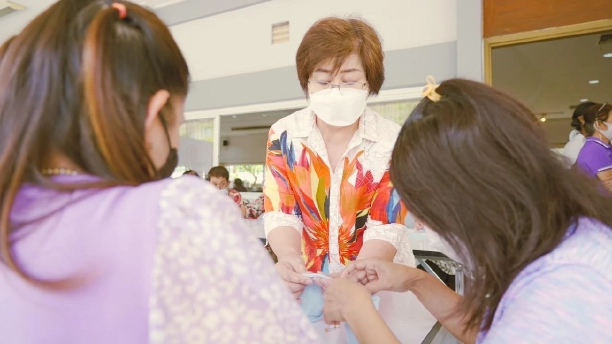 เยี่ยมชมการฝึกอบรมงานฝีมือหนุนสร้างอาชีพ แก่แม่เลี้ยงเดี่ยว