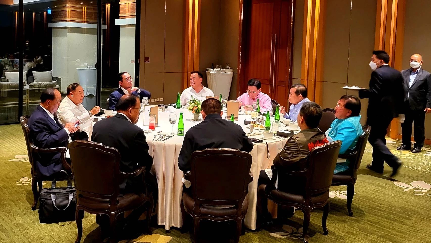 งานเลี้ยง "พรรคร่วมรัฐบาล" คึกคัก  คาดเช็คเสียง รับมือศึกซักฟอก