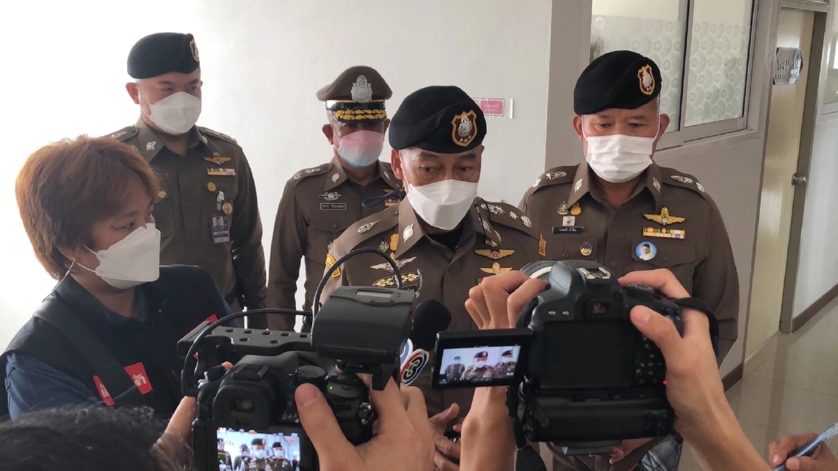 ผช.ผบ.ตร. ลงช่วยผู้บาดเจ็บ เหตุ จยย. ชนกับรถปิคอัพ ที่เชียงราย