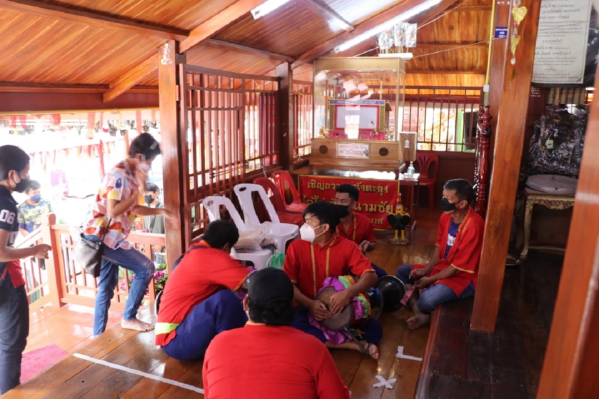 ที่พึ่งทางใจ สำเร็จแล้วนำ "รูปปั้นไก่ชน" มาถวาย 1 คู่ต่อ 1 เรื่องที่ขอ