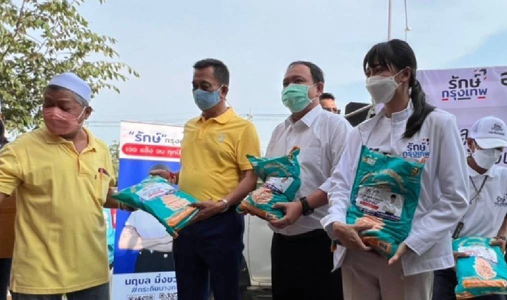 ประธาน "กลุ่มรักษ์กรุงเทพ" เขตบางกะปิลุยแจกข้าวสาร