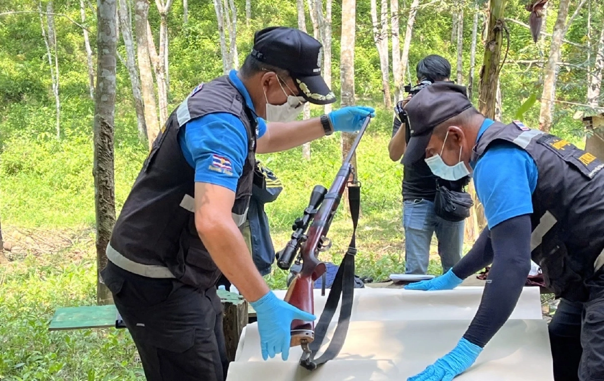 "ผบ.ตร." นำทีมปิดล้อมป่า "เขาสอยดาว" ไล่ล่ามือยิงตำรวจ