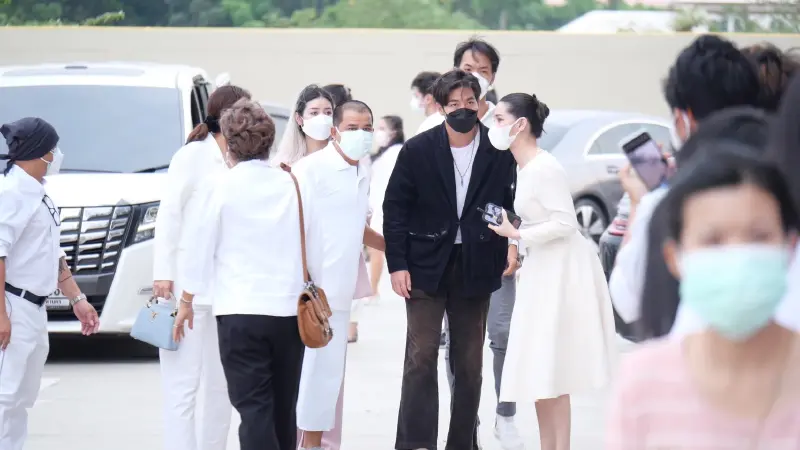 มาแล้ว "โตโน่ ภาคิน" ร่วมพิธีไว้อาลัย "แตงโม ภัทรธิดา" วันสุดท้าย