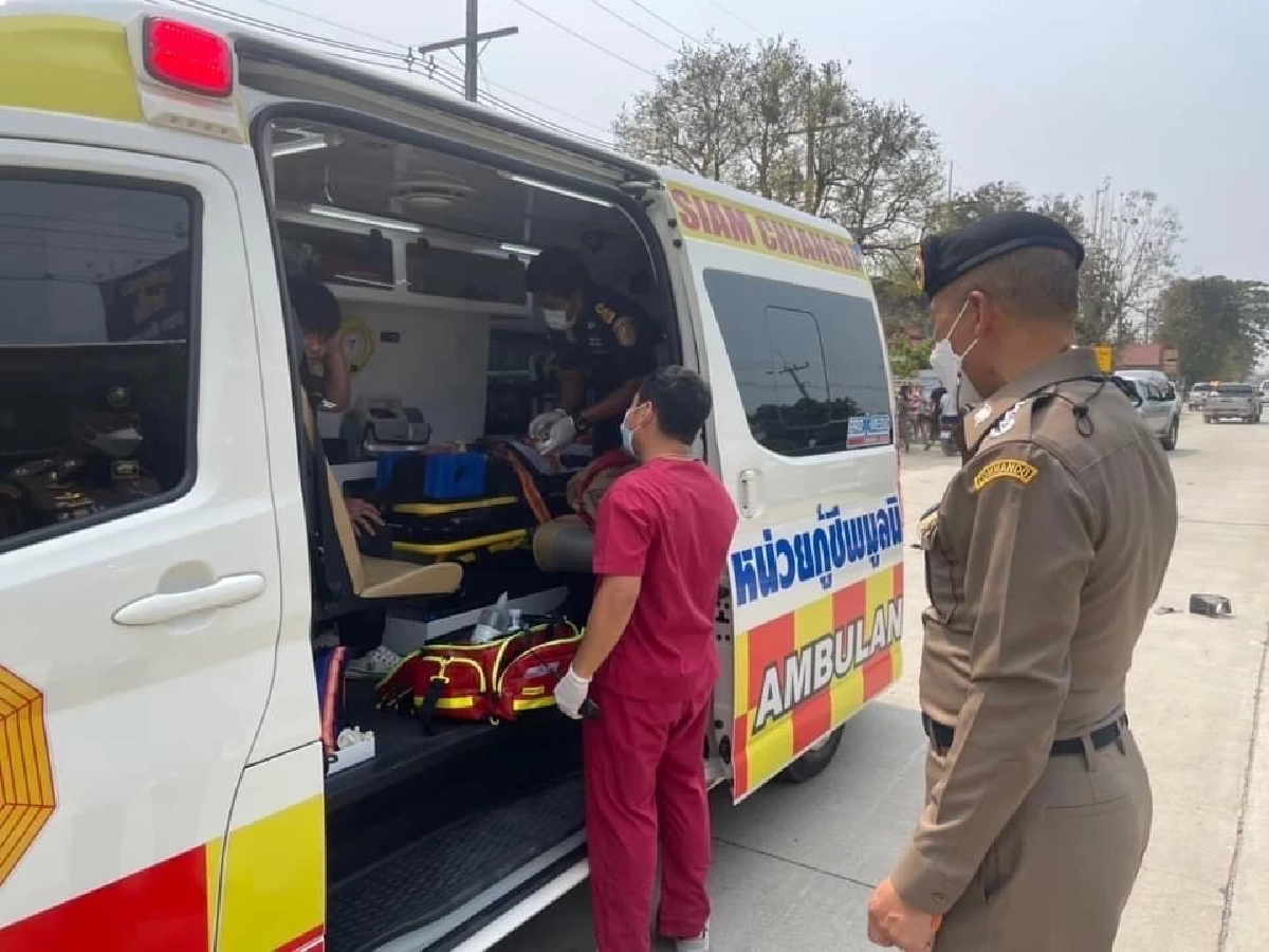 ผช.ผบ.ตร. ลงช่วยผู้บาดเจ็บ เหตุ จยย. ชนกับรถปิคอัพ ที่เชียงราย