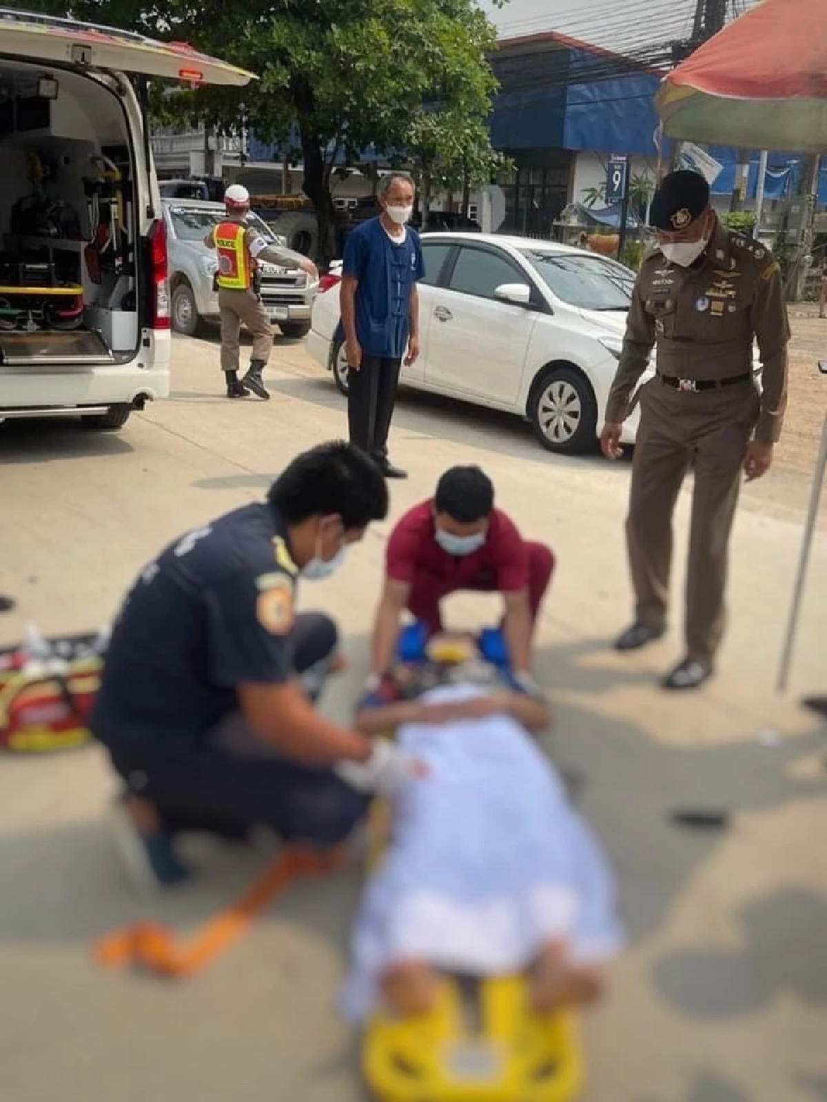 ผช.ผบ.ตร. ลงช่วยผู้บาดเจ็บ เหตุ จยย. ชนกับรถปิคอัพ ที่เชียงราย