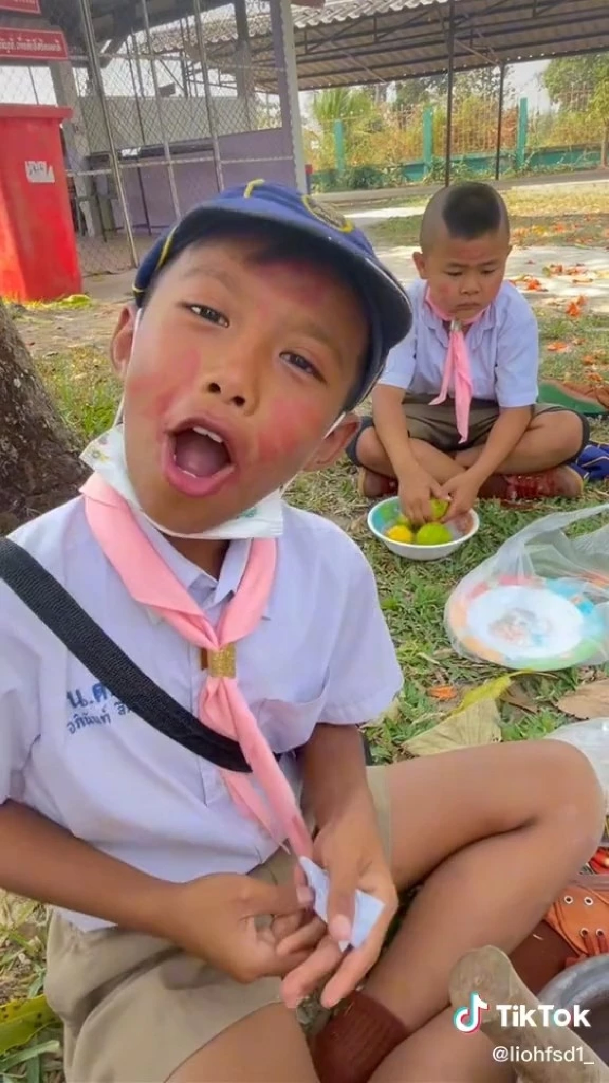 "ลูกเสือ" รับบทแม่ครัวประจำหมู่ งานนี้ถึงกับจดสูตรแบบยั่ว ๆ มาจากบ้าน