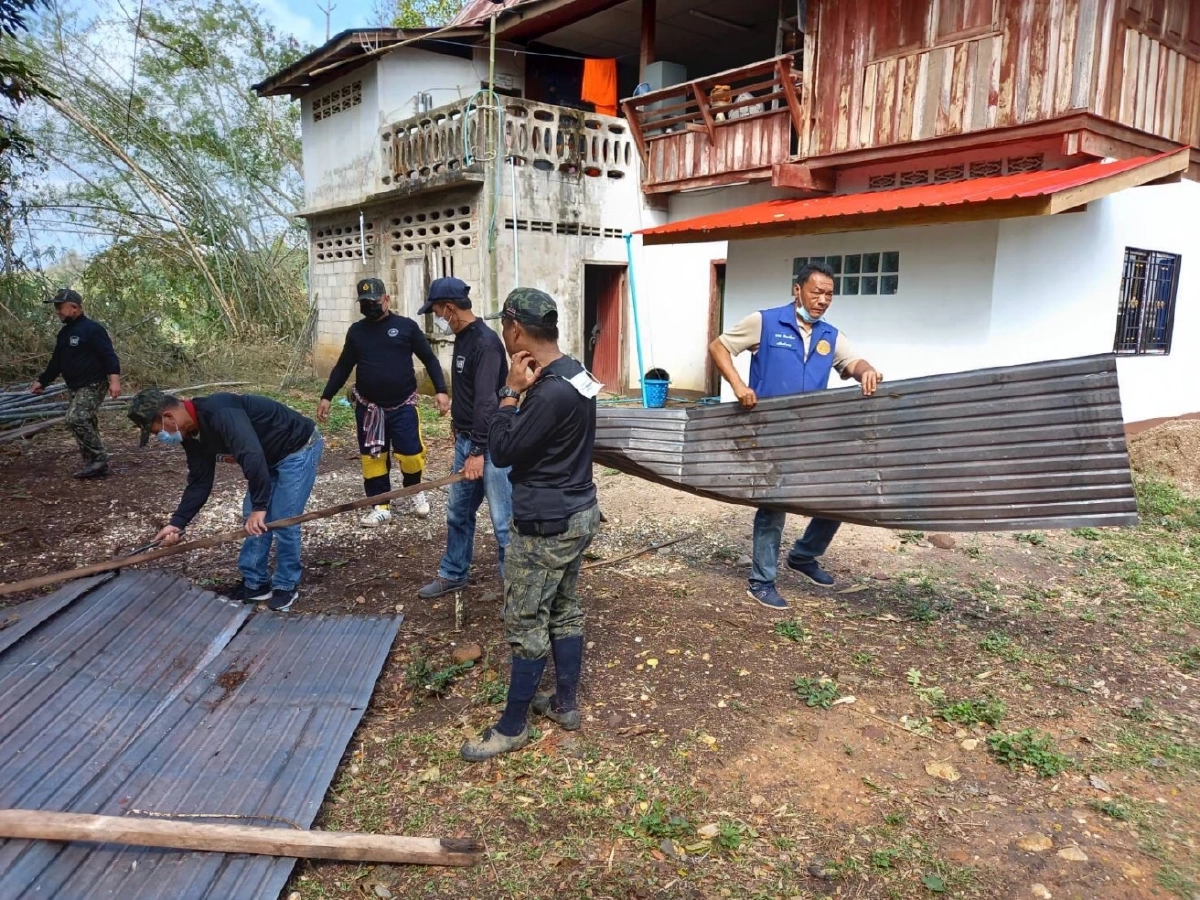 จนท. น่าน - เชียงราย เร่งช่วยเหลือพื้นที่เดือดร้อน "พายุฝนฟ้าคะนอง"