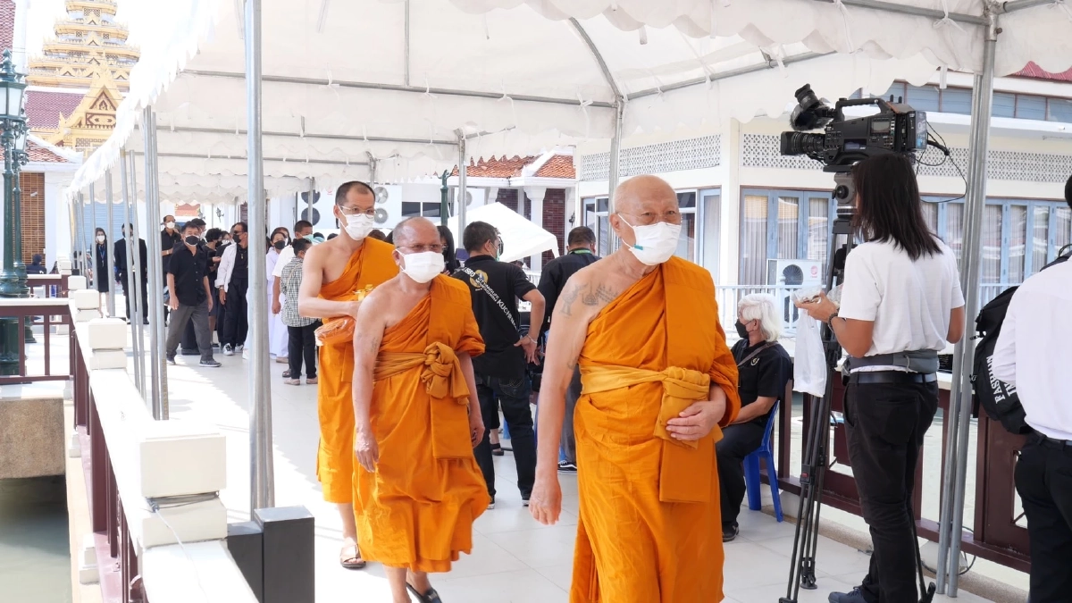 สุดเศร้า พิธีรดน้ำศพ "สรพงศ์ ชาตรี" ญาติเก็บร่าง 100 วัน ขอพระราชทานเพลิงศพ