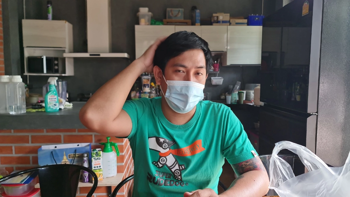 "หนุ่มไรเดอร์" สุดงง นั่งรอออเดอร์ จู่ ๆ โดนชายปริศนาใช้ขวดตีหัวก่อนหนีไป