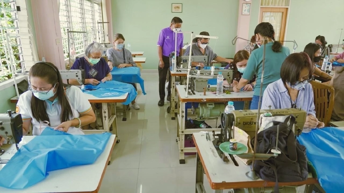 เยี่ยมชมการฝึกอบรมงานฝีมือหนุนสร้างอาชีพ แก่แม่เลี้ยงเดี่ยว