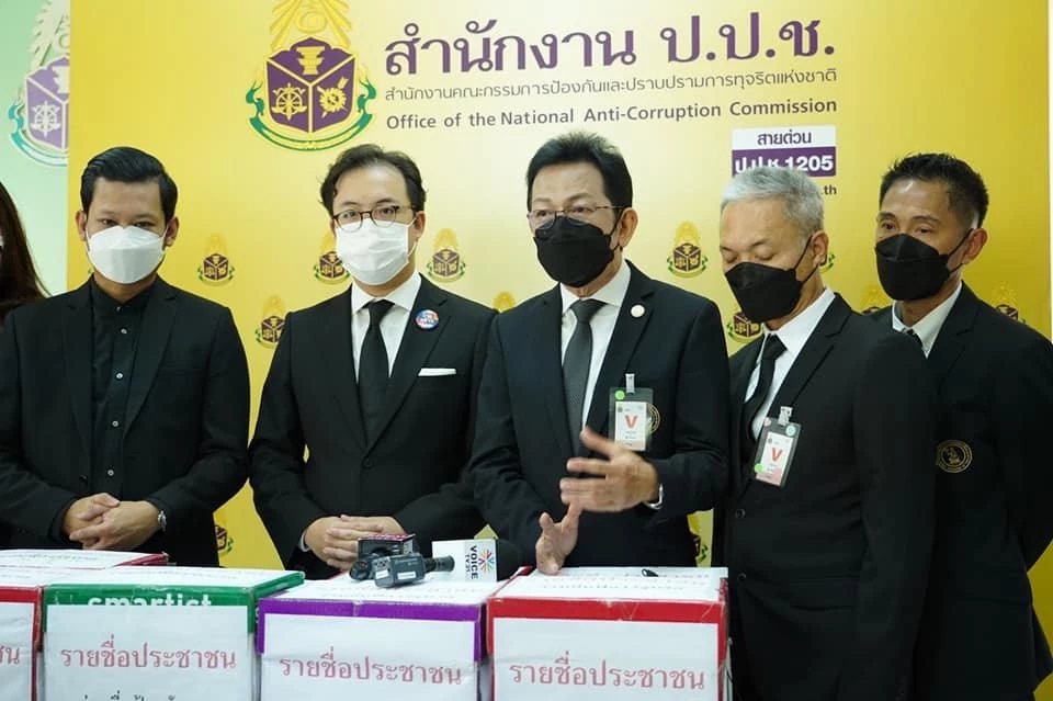 ยื่น 70,000 รายชื่อ "ฟ้องรัฐบาล" บริหาร "โควิด" ผิดพลาด