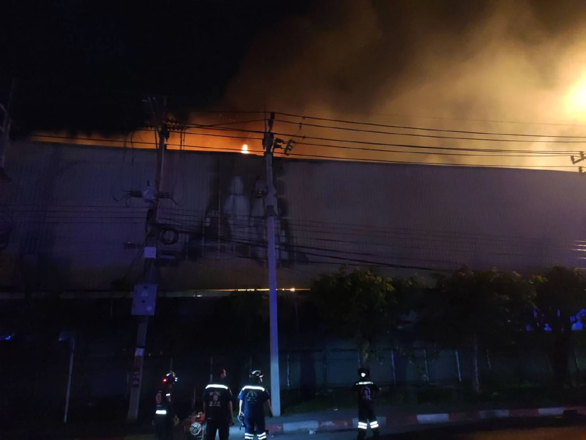 ระทึกกลางดึก "ไฟไหม้"  โรงงานผลิตอุปกรณ์กีฬา ใน "นิคมฯบางปู" เขตส่งออก