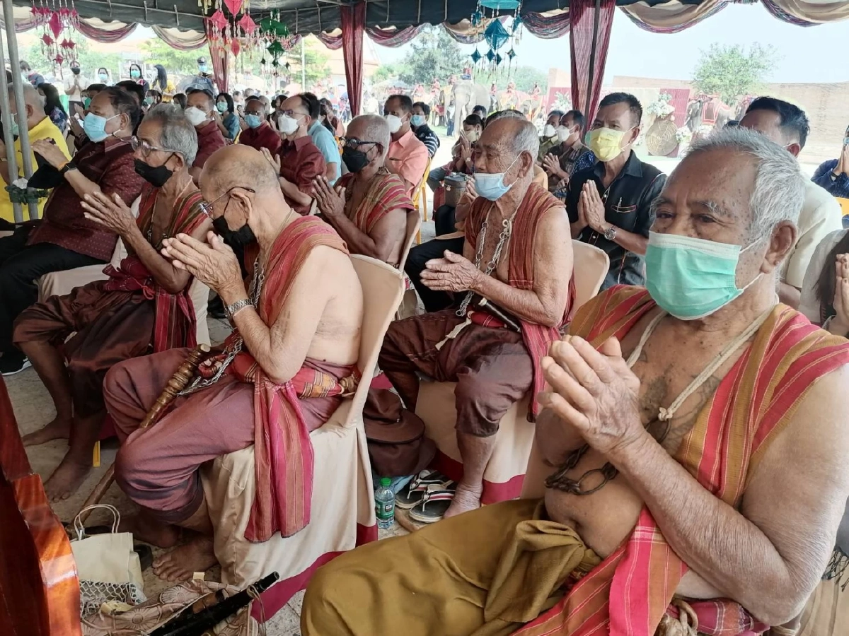 "วันช้างไทย" สุรินทร์ ยิ่งใหญ่ เลี้ยงบุฟเฟ่ต์ผลไม้ "ช้าง" กว่า 80 เชือก