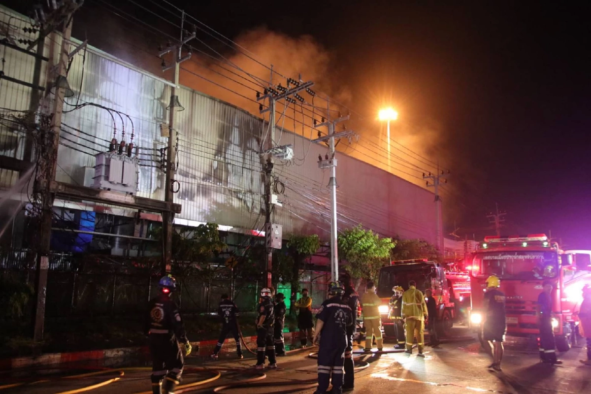 ระทึกกลางดึก "ไฟไหม้"  โรงงานผลิตอุปกรณ์กีฬา ใน "นิคมฯบางปู" เขตส่งออก