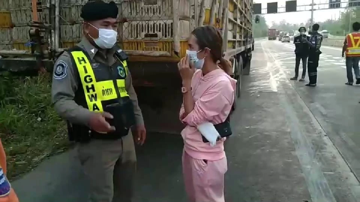 6 ล้อ ขนปุ๋ยขี้เป็ด "พุ่งชนท้าย" รถบรรทุกไก่ ดับ 1 เจ็บ 1 คาดระบบเบรกมีปัญหา