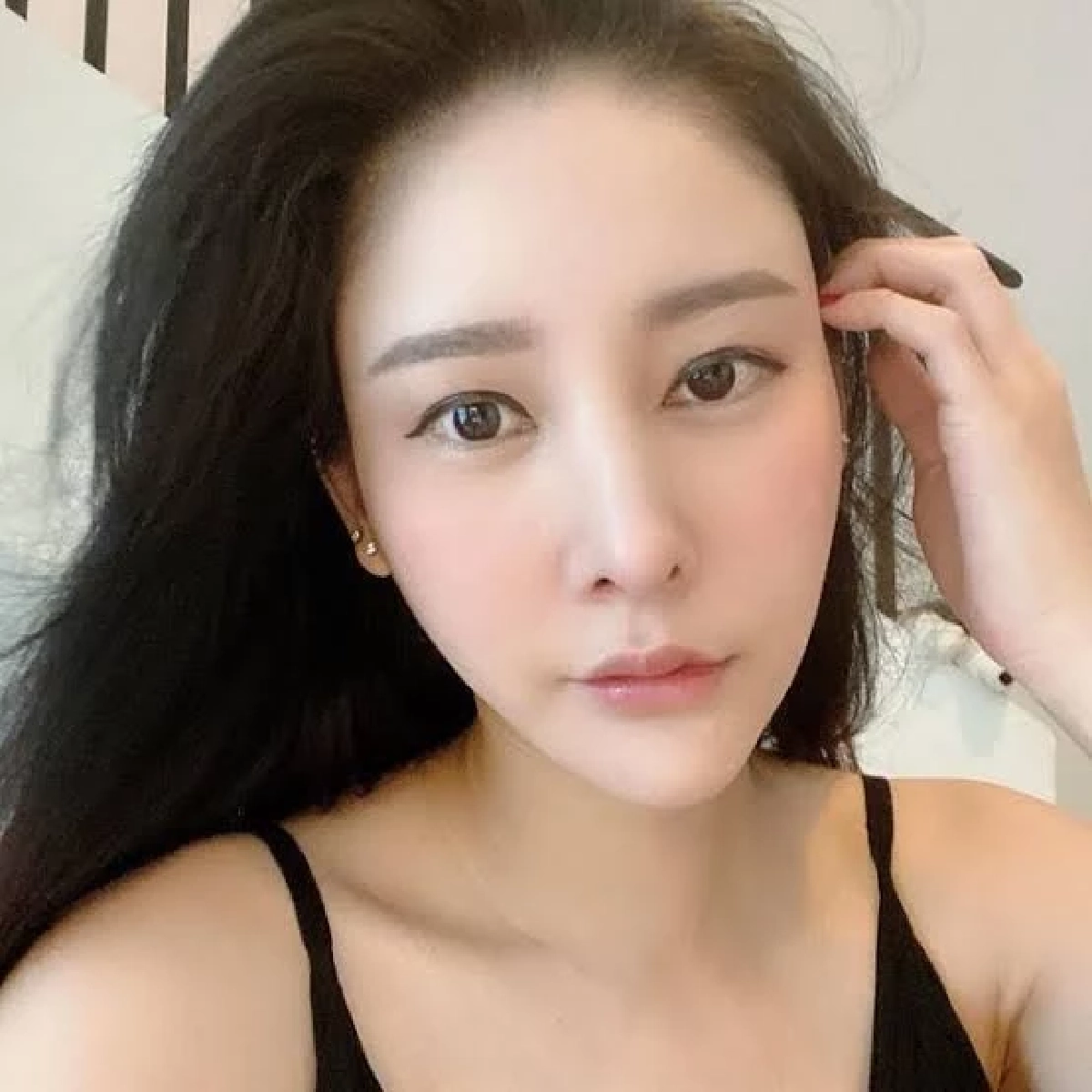 "ปอ-โรเบิร์ต" นุ่งขาว รายงานตัว "คดีแตงโม" และกลับไปปฏิบัติธรรมต่อ